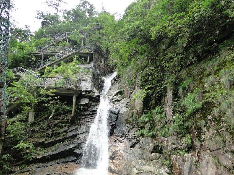 龙地逃生